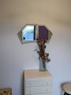 Miroir vintage géométrique à décor floral – bois peint patiné – 79 cm