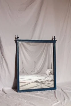 Miroir vintage restauré en bleu marine, style Louis XVI.