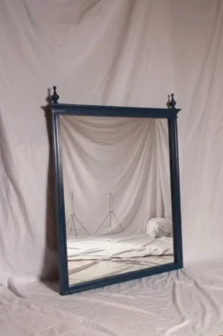 Miroir vintage restauré en bleu marine, style Louis XVI.