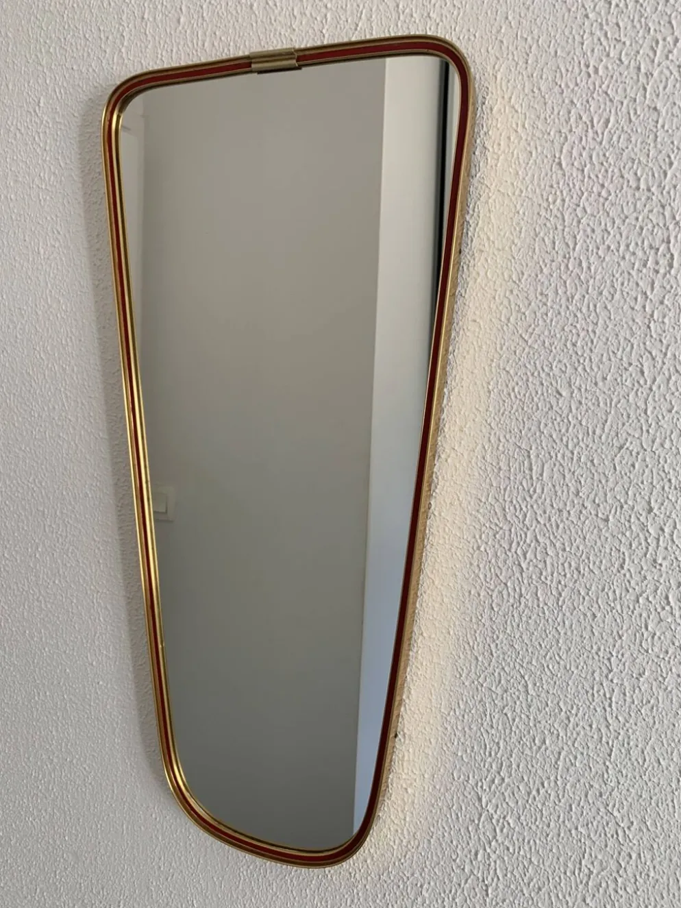 Miroir vintage 1960 rétroviseur asymétrique forme libre doré rouge - 71 x 3