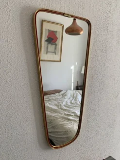 Miroir vintage 1960 rétroviseur asymétrique forme libre doré rouge - 71 x 3