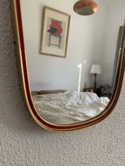Miroir vintage 1960 rétroviseur asymétrique forme libre doré rouge - 71 x 3