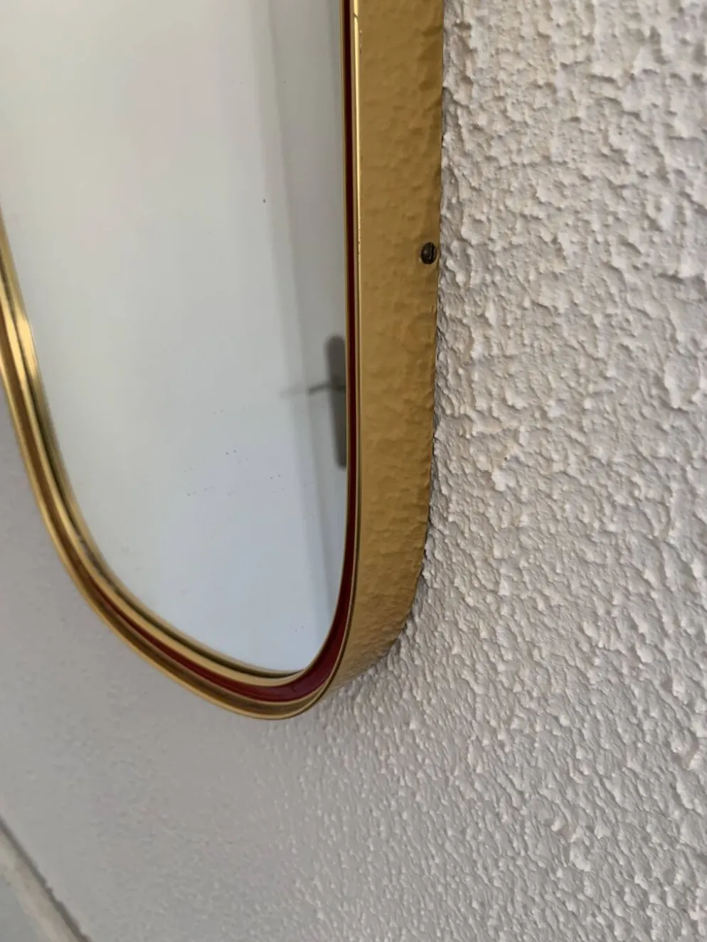 Miroir vintage 1960 rétroviseur asymétrique forme libre doré rouge - 71 x 3