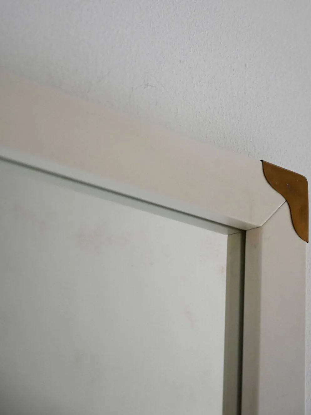 Miroir vintage scandinave blanc avec angles en laiton