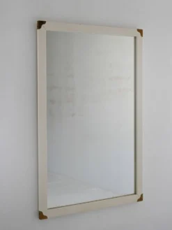 Miroir vintage scandinave blanc avec angles en laiton