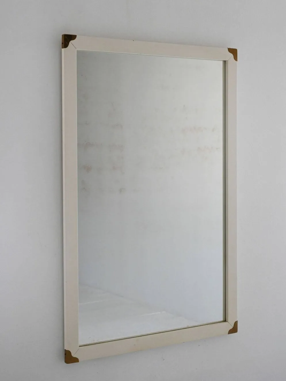 Miroir vintage scandinave blanc avec angles en laiton