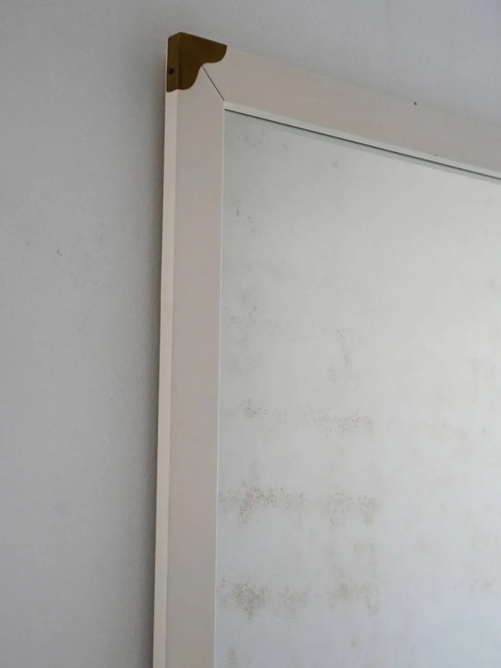 Miroir vintage scandinave blanc avec angles en laiton