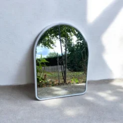 Miroir vintage Space Age / 70s cadre tubulaire blanc arrondi — 71 x 55