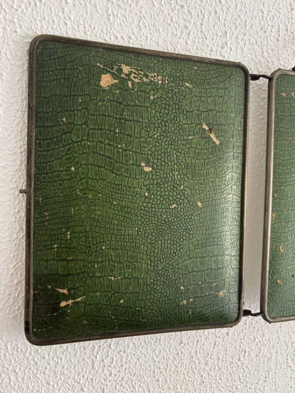 Miroir vintage 1930 triptyque barbier nickelé simili crocodile vert avocat