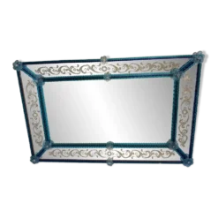 Miroir vénitien moderne et élégant avec cadre en verre de Murano sculpté à la main.
