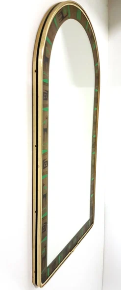 Mirror with a graphic decoration