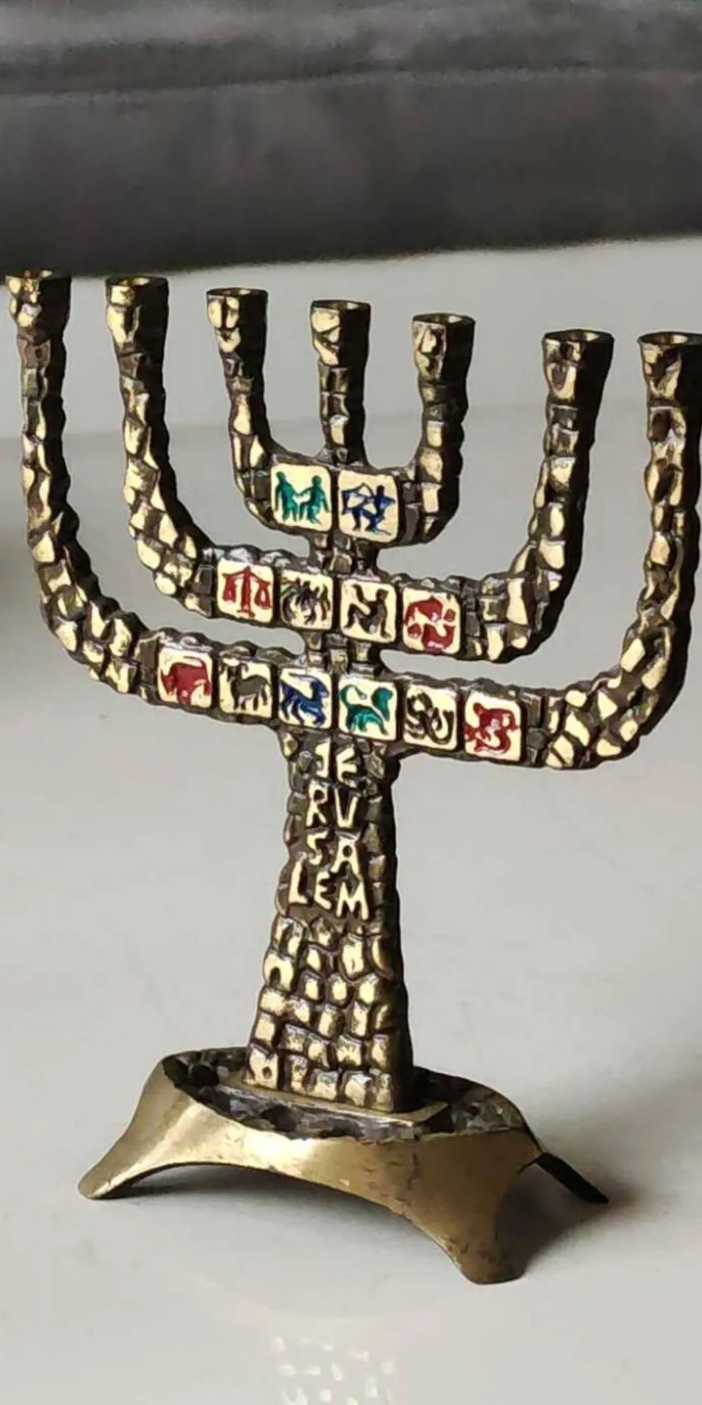 Ménorah/Chandelier à 7 bras de lumière. En laiton patiné vieil or/Décor 12 signes astrologiques. Gravé Jérusalem. Haut 14 cm