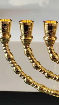 Ménorah/Chandelier Juif/Hébraïque à 7 bras de lumière. Gravé des symboles des 12 tribus d Israël/Inscription Holyland. En métal doré. Dim 20 x 16 cm