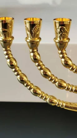 Ménorah/Chandelier Juif/Hébraïque à 7 bras de lumière. Gravé des symboles des 12 tribus d Israël/Inscription Holyland. En métal doré. Dim 20 x 16 cm