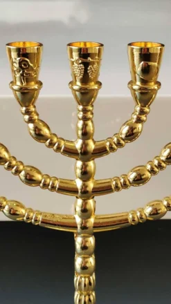 Ménorah/Chandelier Juif/Hébraïque à 7 bras de lumière. Gravé des symboles des 12 tribus d Israël/Inscription Holyland. En métal doré. Dim 20 x 16 cm