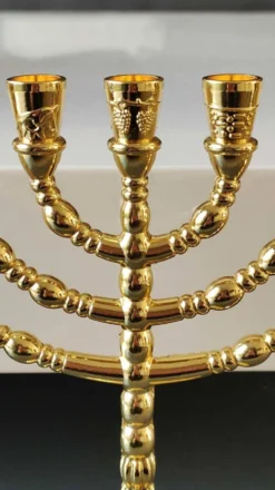 Ménorah/Chandelier Juif/Hébraïque à 7 bras de lumière. Gravé des symboles des 12 tribus d Israël/Inscription Holyland. En métal doré. Dim 20 x 16 cm