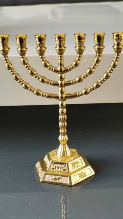 Ménorah/Chandelier Juif/Hébraïque à 7 bras de lumière. Gravé des symboles des 12 tribus d Israël/Inscription Holyland. En métal doré. Dim 20 x 16 cm