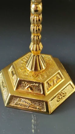 Ménorah/Chandelier Juif/Hébraïque à 7 bras de lumière. Gravé des symboles des 12 tribus d Israël/Inscription Holyland. En métal doré. Dim 20 x 16 cm