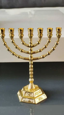 Ménorah/Chandelier Juif/Hébraïque à 7 bras de lumière. Gravé des symboles des 12 tribus d Israël/Inscription Holyland. En métal doré. Dim 20 x 16 cm