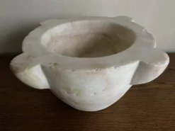 Mortier 19e néo classique en marbre blanc XXL