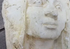 Moulage en platre visage vierge