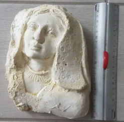 Moulage en platre visage vierge