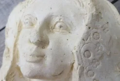Moulage en platre visage vierge