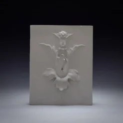 Mural en plâtre en bas-relief avec un motif de fleur de lys.