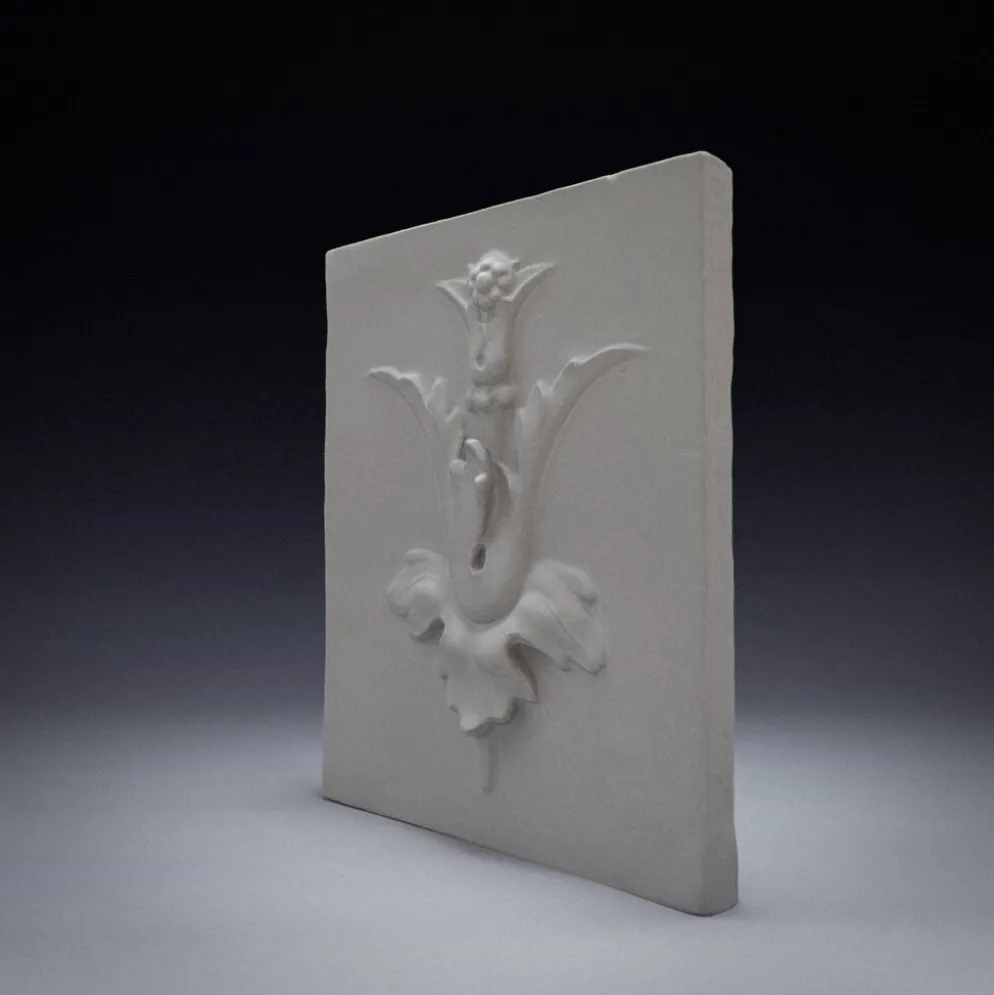 Mural en plâtre en bas-relief avec un motif de fleur de lys.