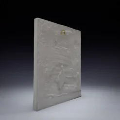 Mural en plâtre en bas-relief avec un motif de fleur de lys.