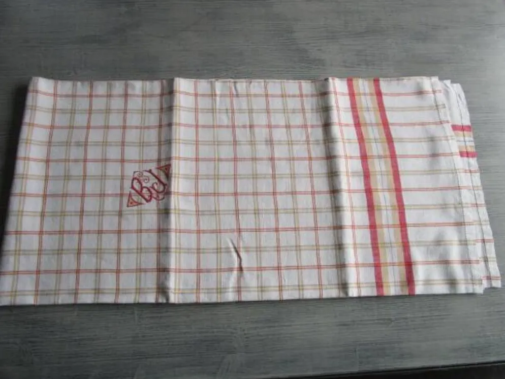 Nappe a carreaux ancienne monogrammée :165x165cm