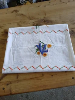 Nappe ancienne brodée