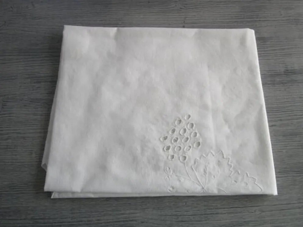 Nappe ancienne brodée 140x112cm