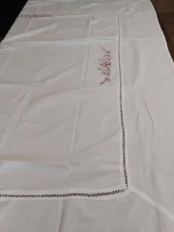 Nappe ancienne en coton blanc brodé rouge