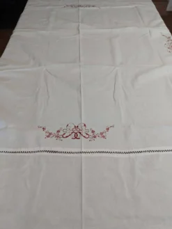Nappe ancienne en coton blanc brodé rouge