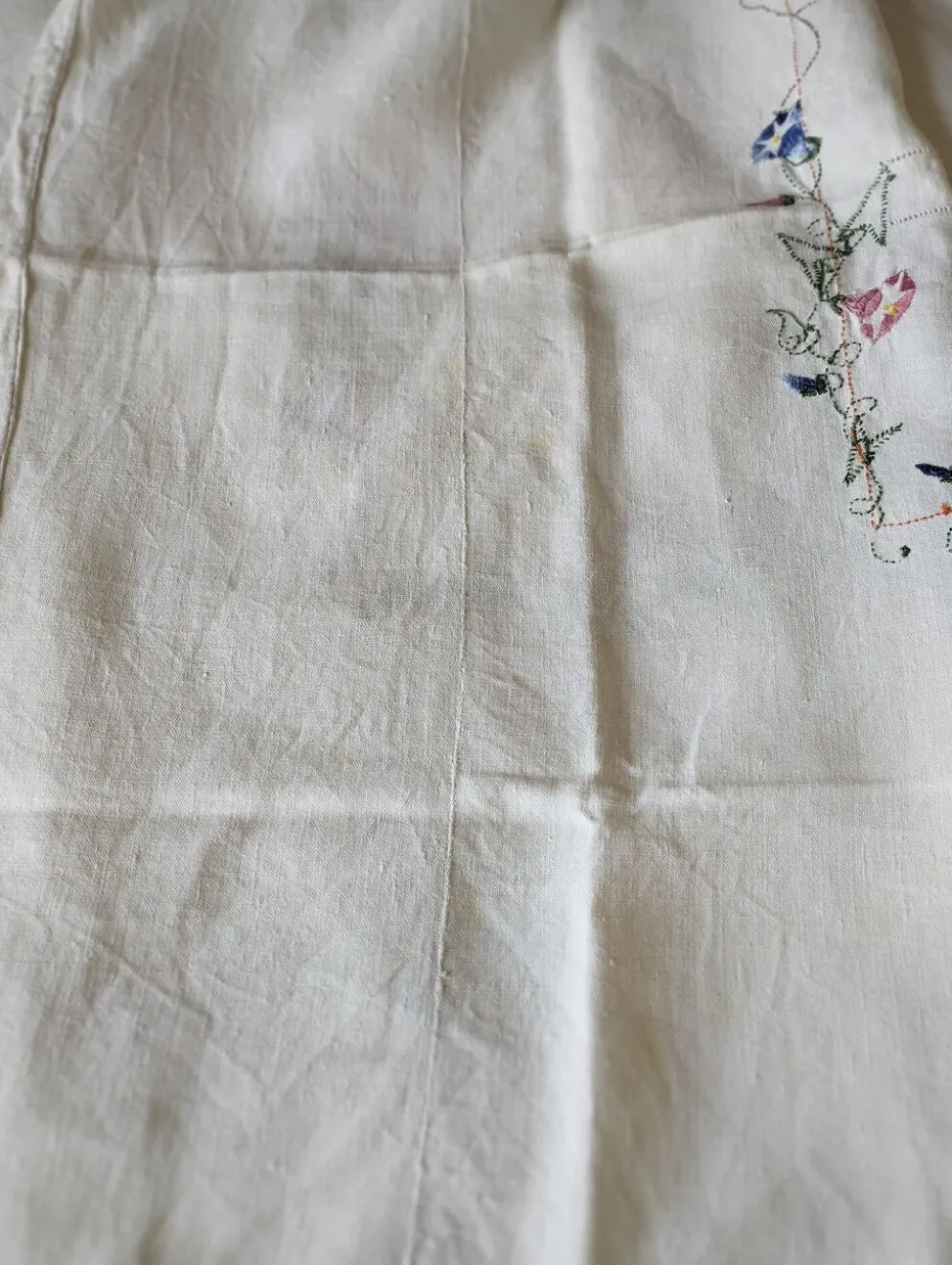 Nappe ancienne en lin brodée de fleurs