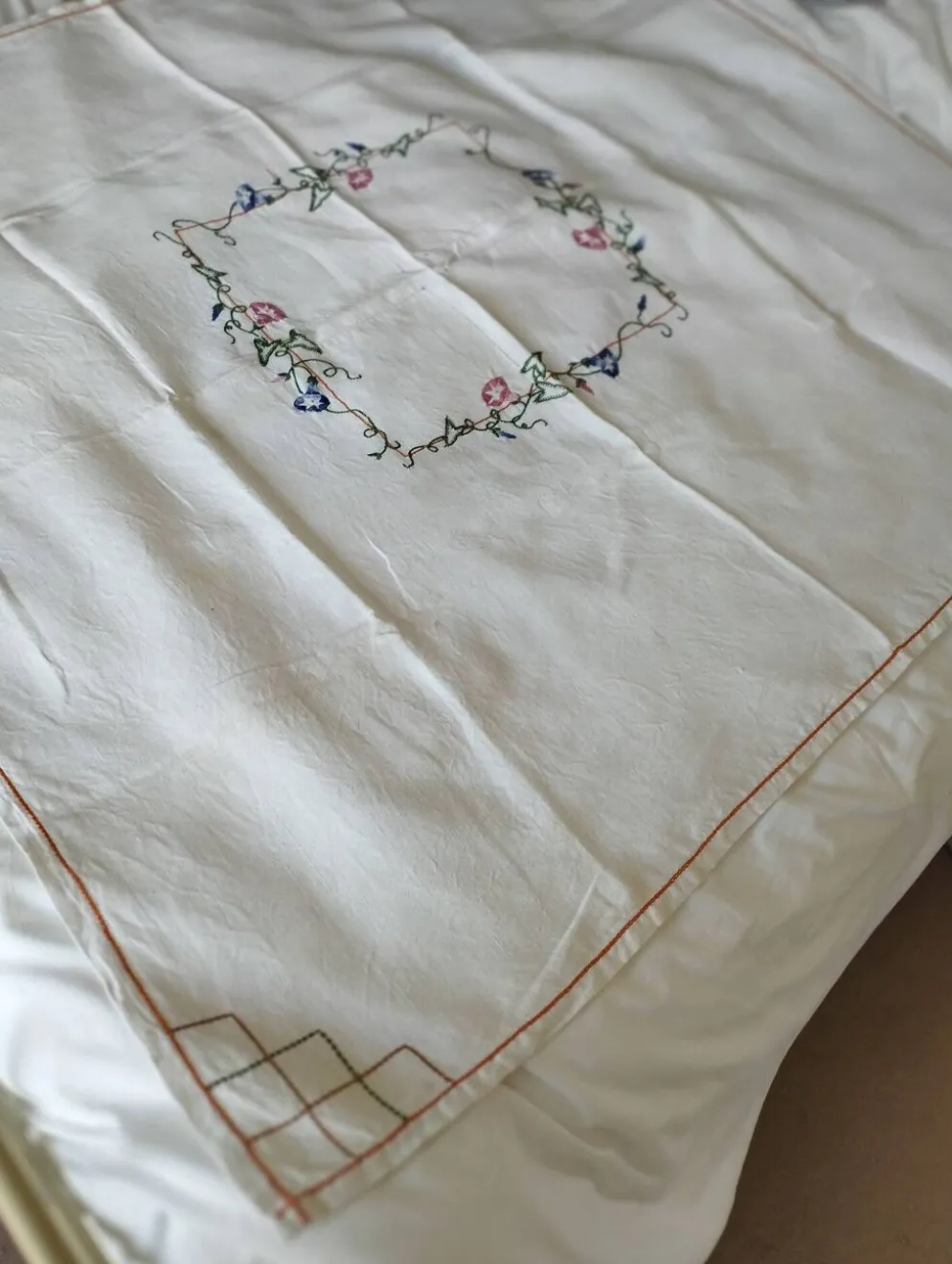 Nappe ancienne en lin brodée de fleurs