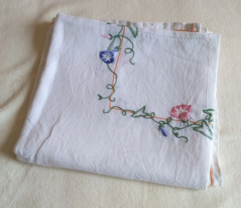 Nappe ancienne en lin brodée de fleurs