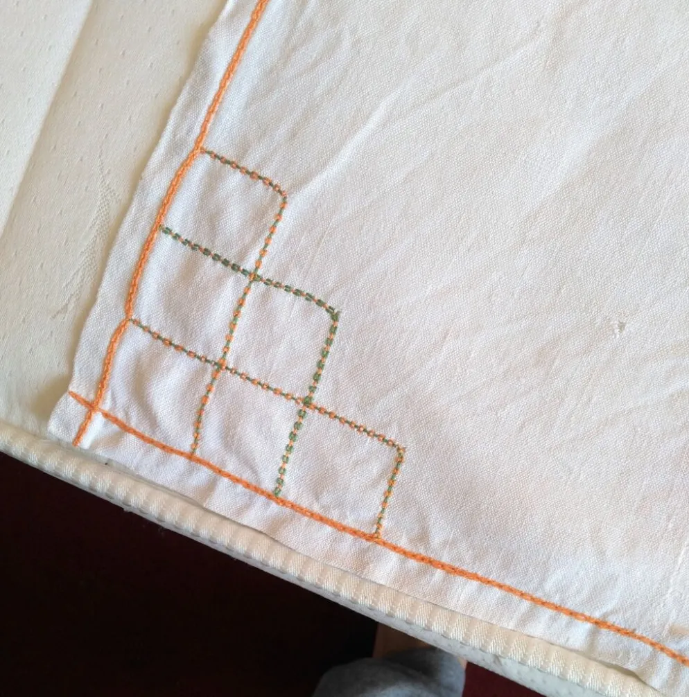 Nappe ancienne en lin brodée de fleurs