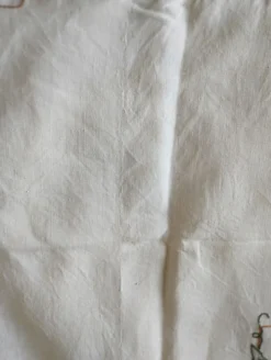 Nappe ancienne en lin brodée de fleurs
