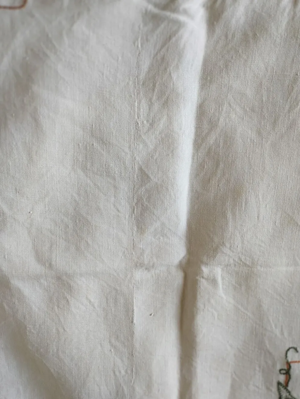 Nappe ancienne en lin brodée de fleurs