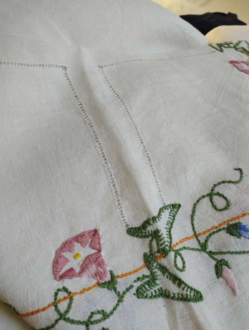 Nappe ancienne en lin brodée de fleurs