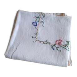 Nappe ancienne en lin brodée de fleurs