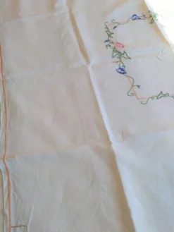 Nappe ancienne en lin brodée de fleurs