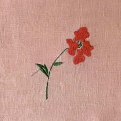Nappe ancienne en lin épais brodé main rose 170x130 cm – Pièce unique