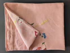 Nappe ancienne en lin épais brodé main rose 170x130 cm – Pièce unique