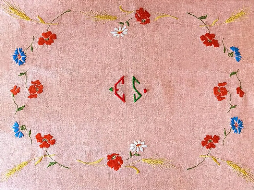 Nappe ancienne en lin épais brodé main rose 170x130 cm – Pièce unique