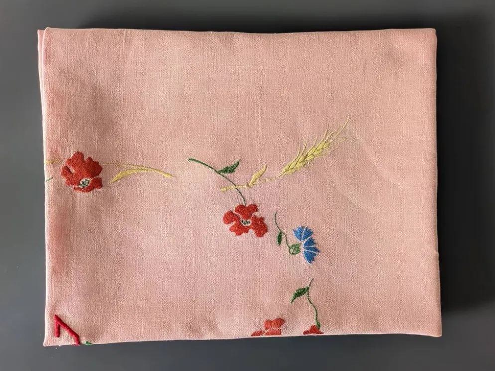 Nappe ancienne en lin épais brodé main rose 170x130 cm – Pièce unique