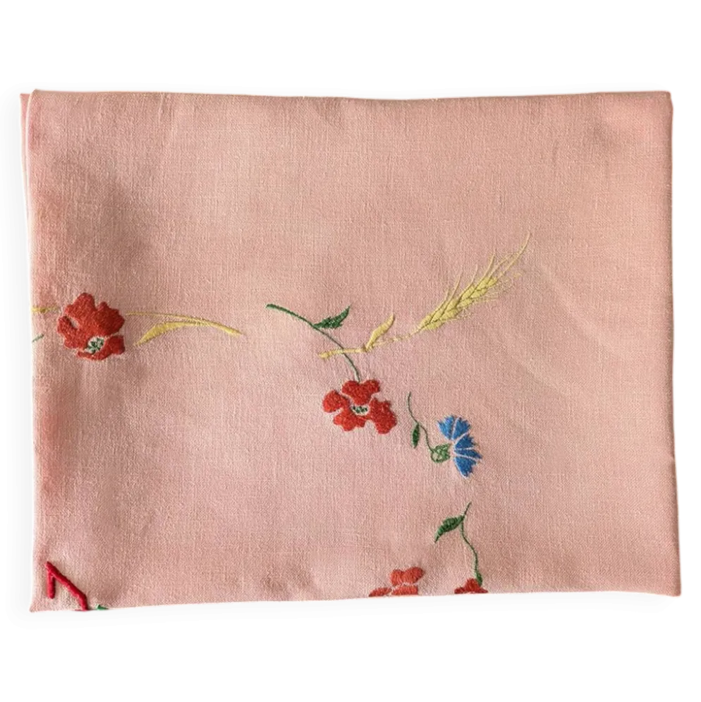 Nappe ancienne en lin épais brodé main rose 170x130 cm – Pièce unique