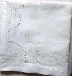 nappe ancienne en voile de lin brodée 135x135 cm